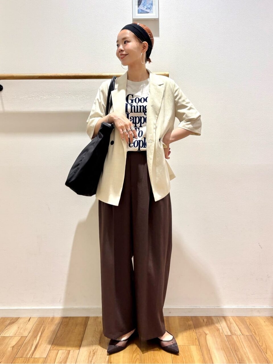ロゴTシャツとジャケットを着た女性
