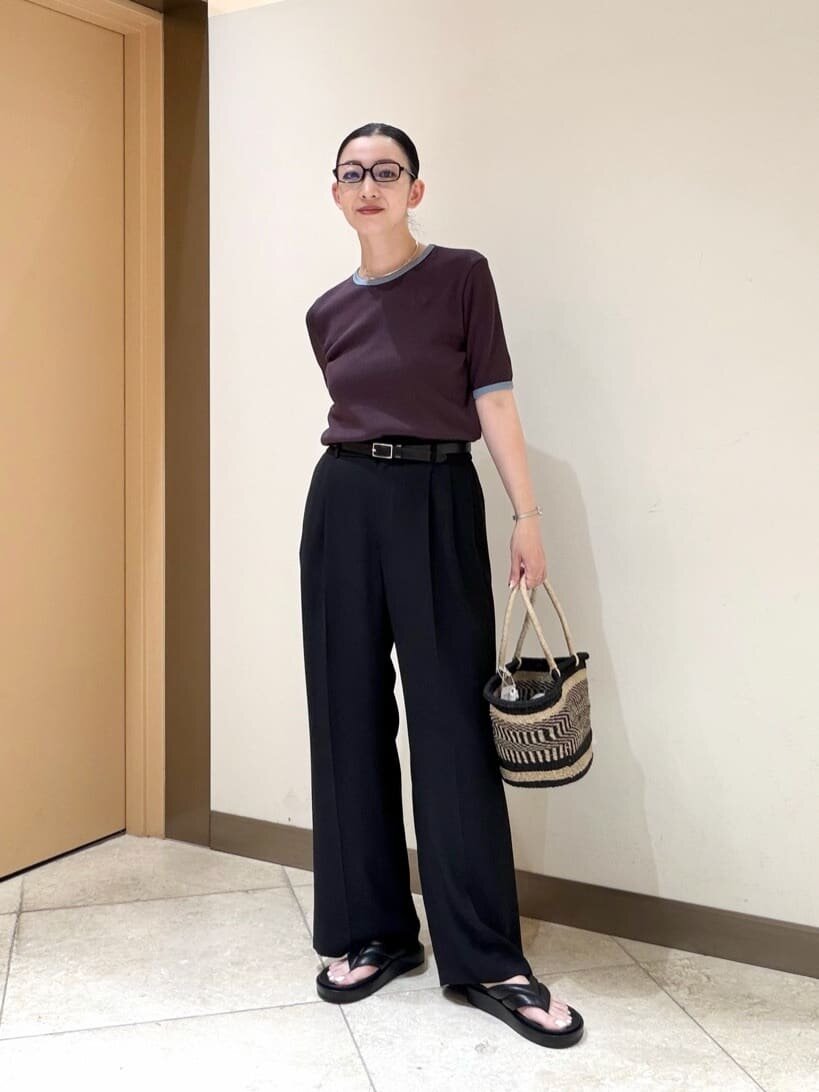 リブTシャツとスラックスを着た女性