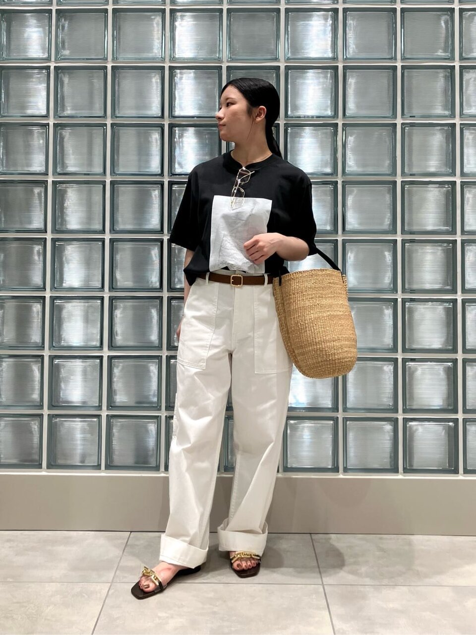 フォトプリントTシャツとチノパンを着た女性