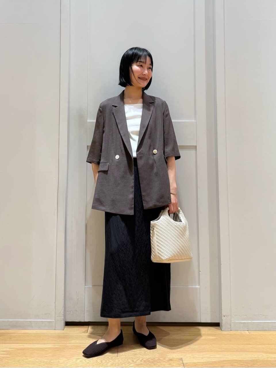 スクエアネックTシャツとロングスカートを着た女性