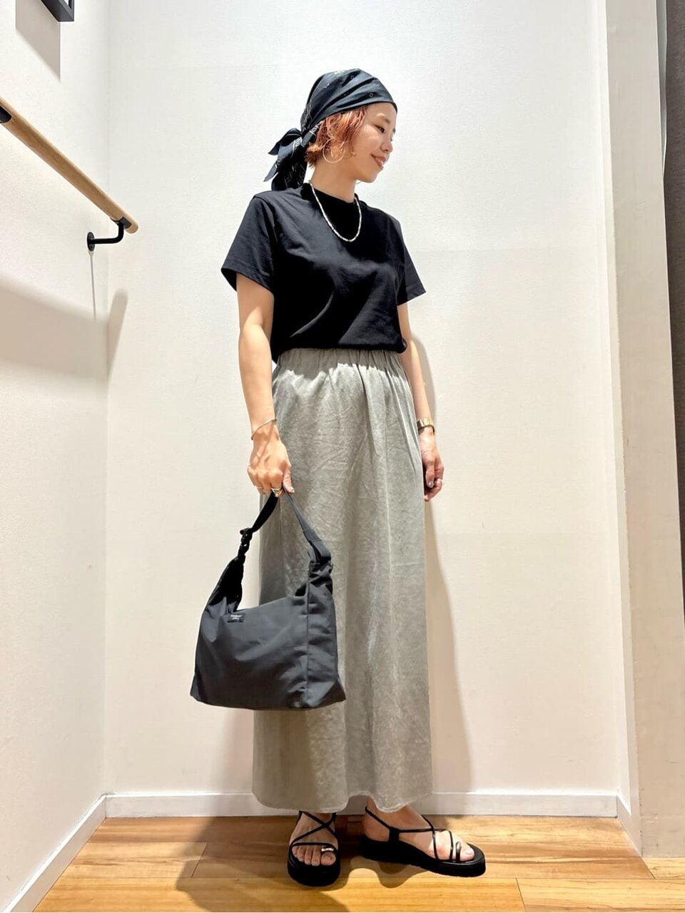 黒Tシャツとナロースカートを着た女性