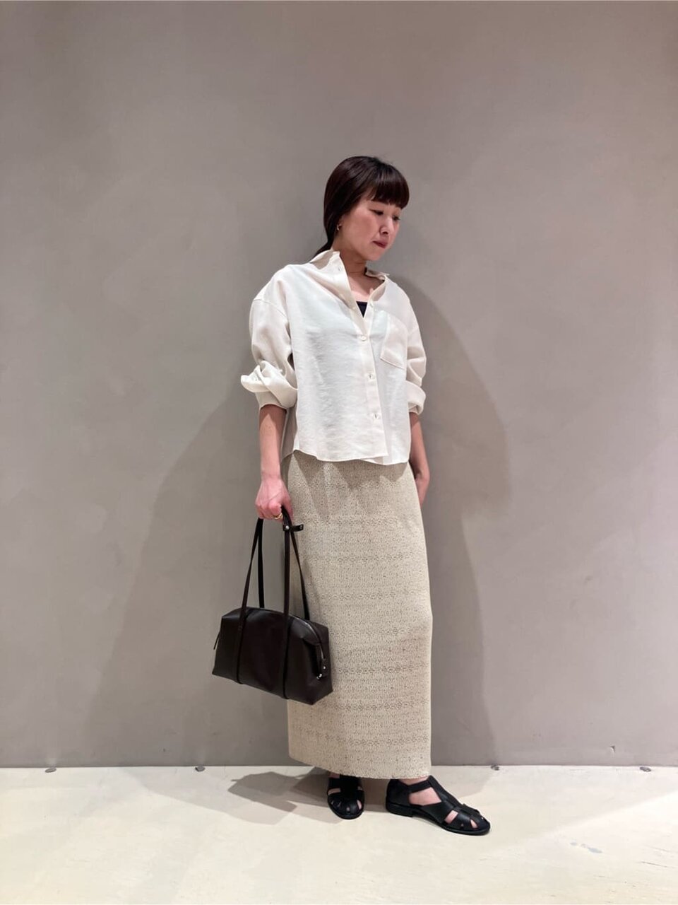 麻のシャツとレーススカートを着た女性
