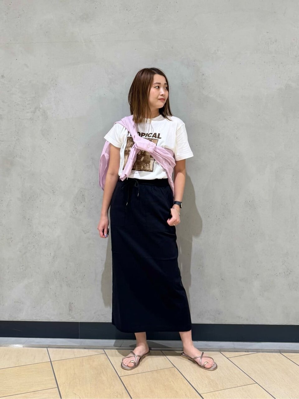 Tシャツとスカート、麻のシャツを着た女性
