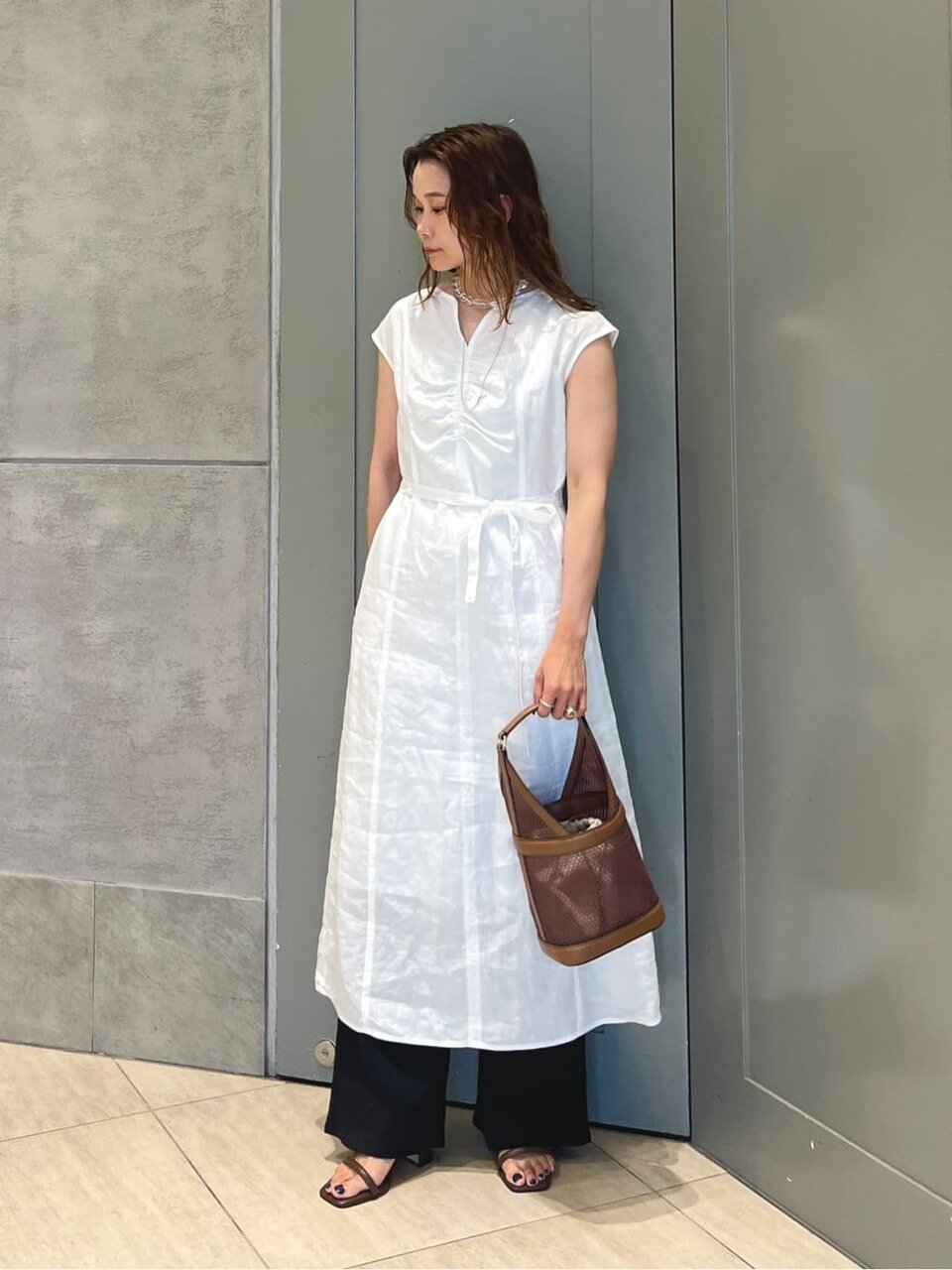 麻のワンピースを着た女性