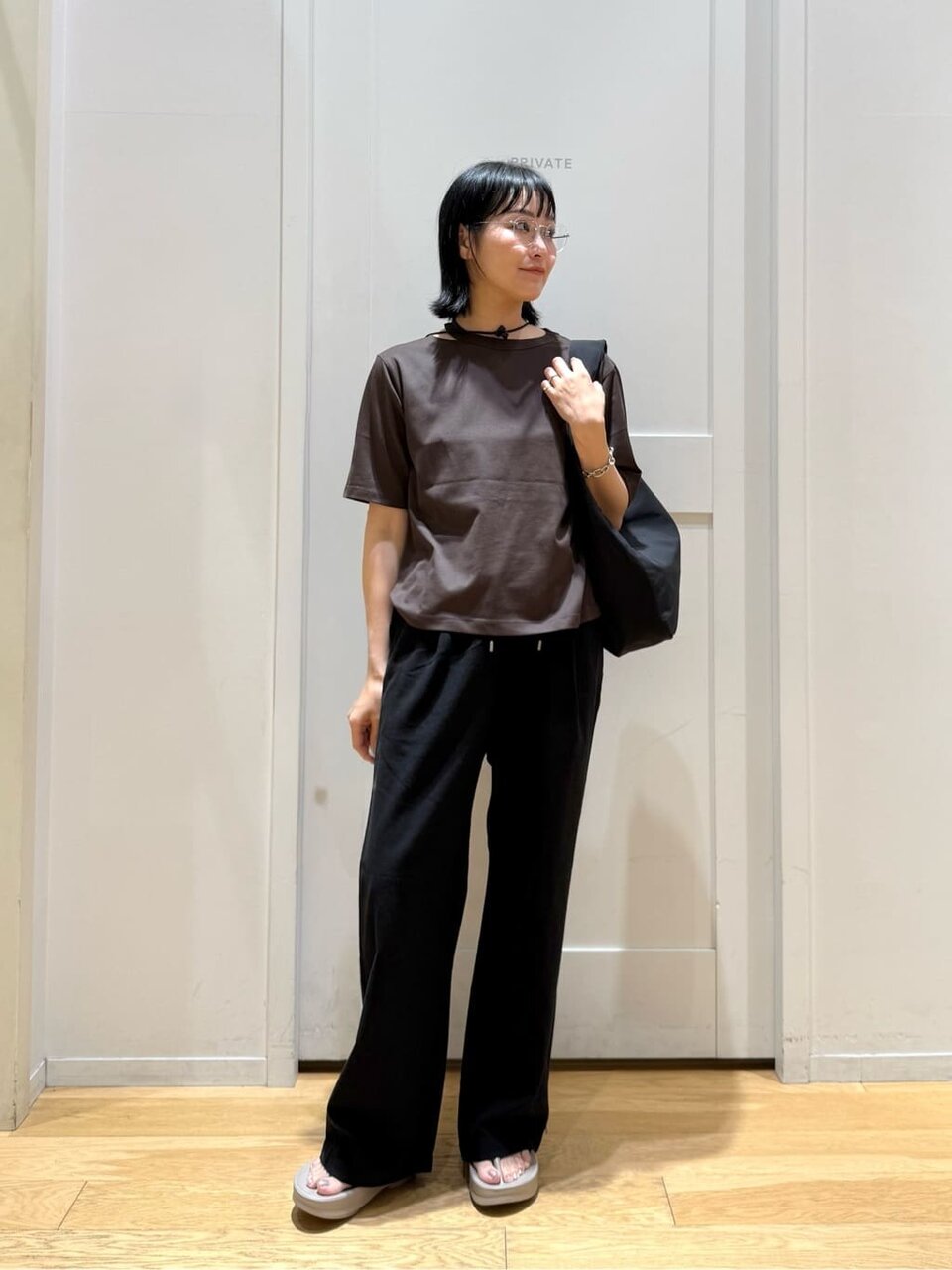 Tシャツと麻のパンツを着た女性