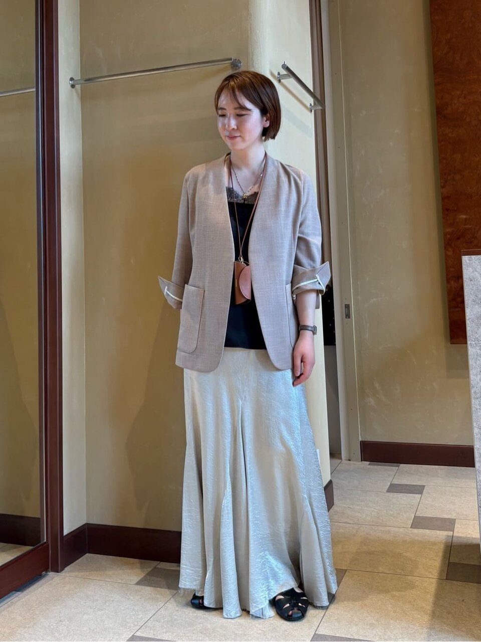 ノーカラージャケットとマーメイドスカートを着た女性