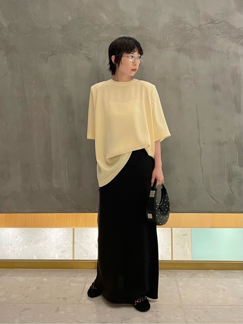 Tブラウスとマーメイドスカートを着た女性