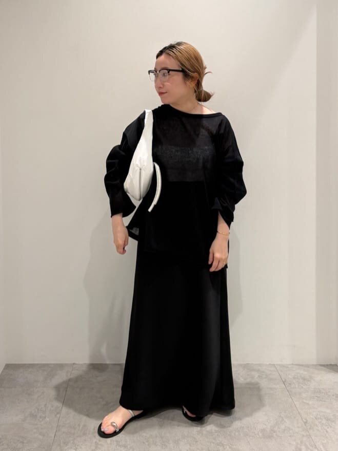 ニットプルオーバーとマーメイドスカートを着た女性