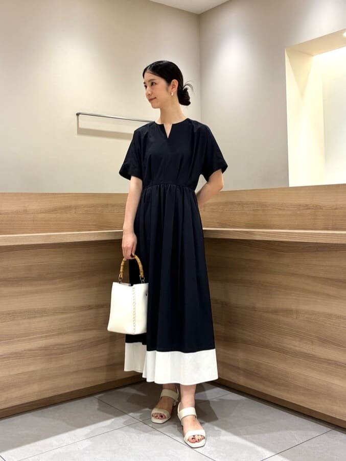 フレアワンピースを着た女性