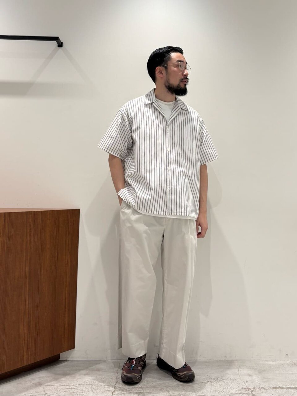 ストライプシャツ×チノパンツのコーデ