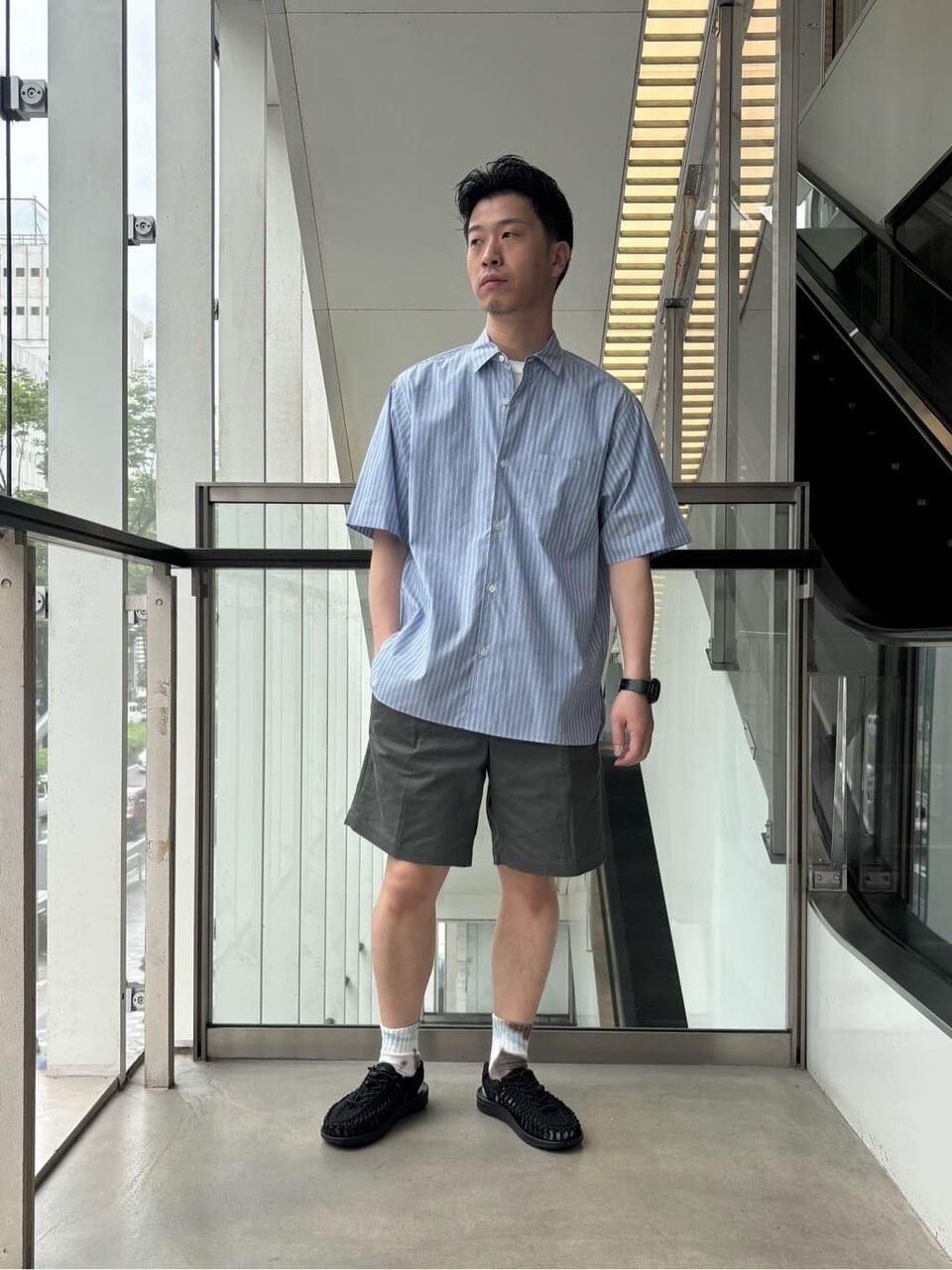 ストライプシャツ×ショートパンツのコーデ