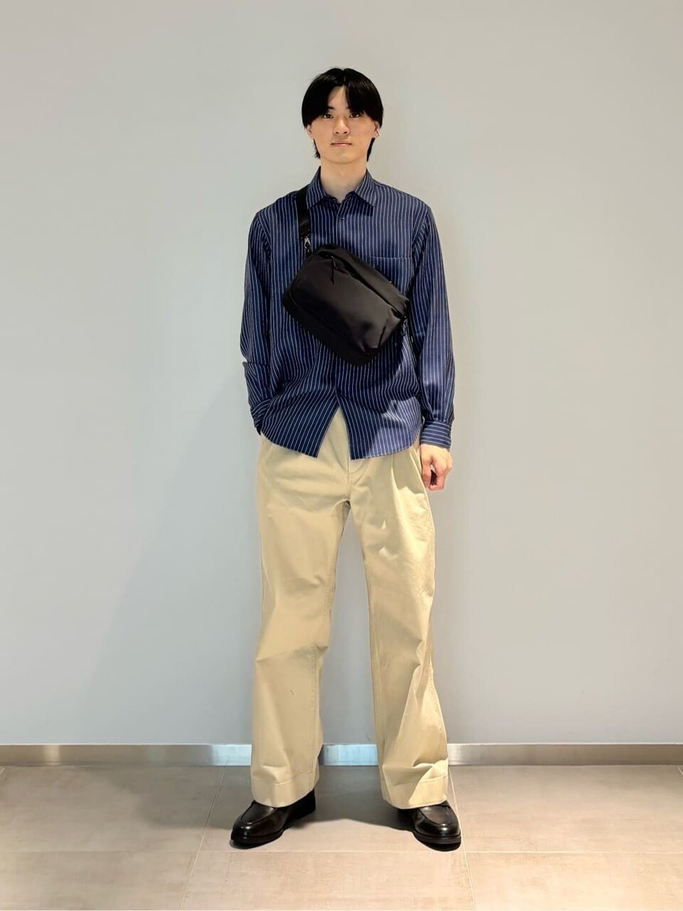 ストライプシャツ×チノパンツのコーデ