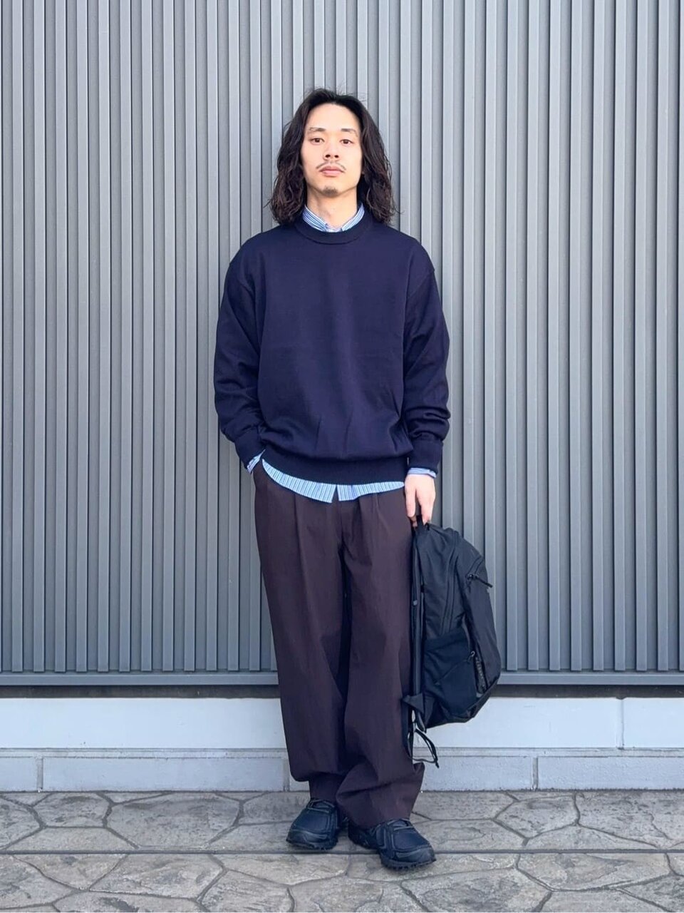 ストライプシャツ×ニットのコーデ