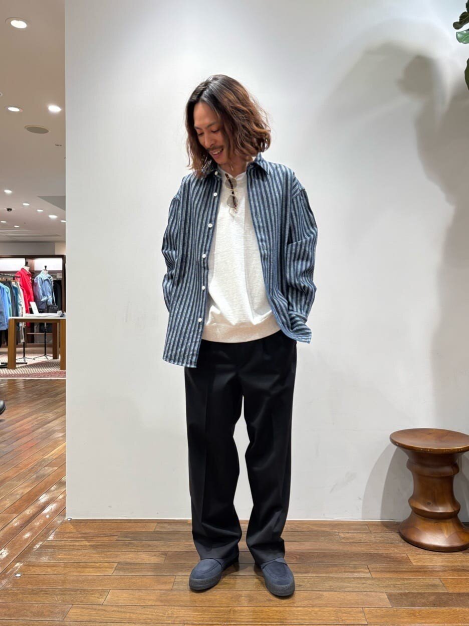 ストライプシャツ× スウェットTシャツのコーデ