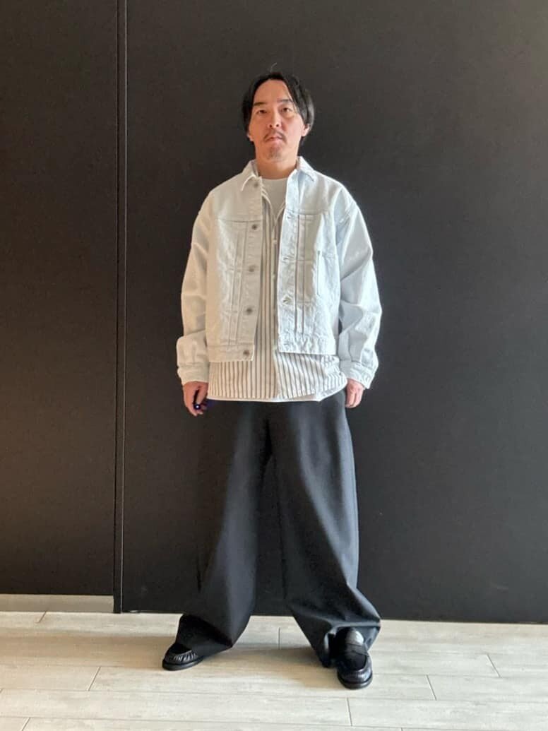 ストライプシャツ×デニムジャケットのコーデ