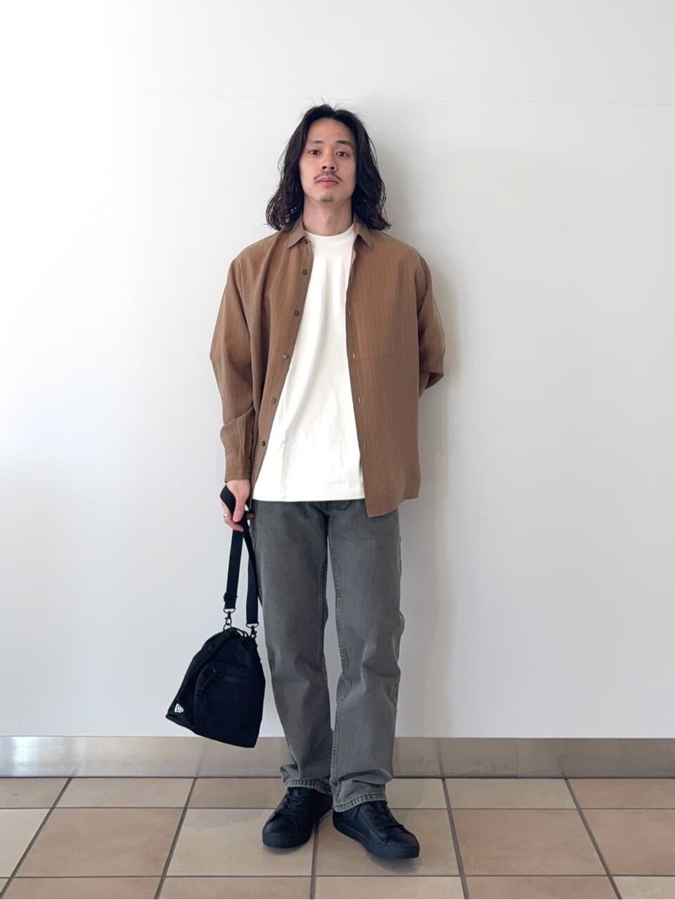 ストライプシャツ×デニムパンツのコーデ