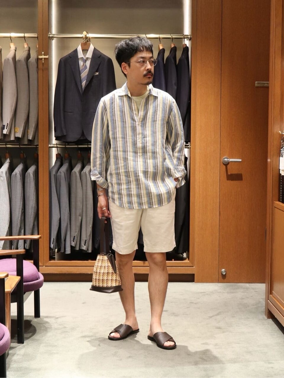 ストライプシャツ×ショートパンツのコーデ