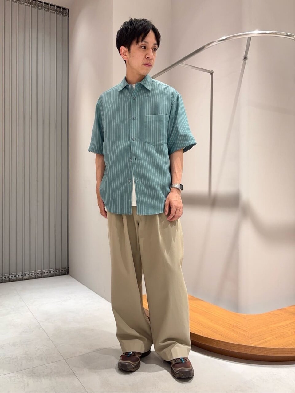ストライプシャツ×チノパンツのコーデ