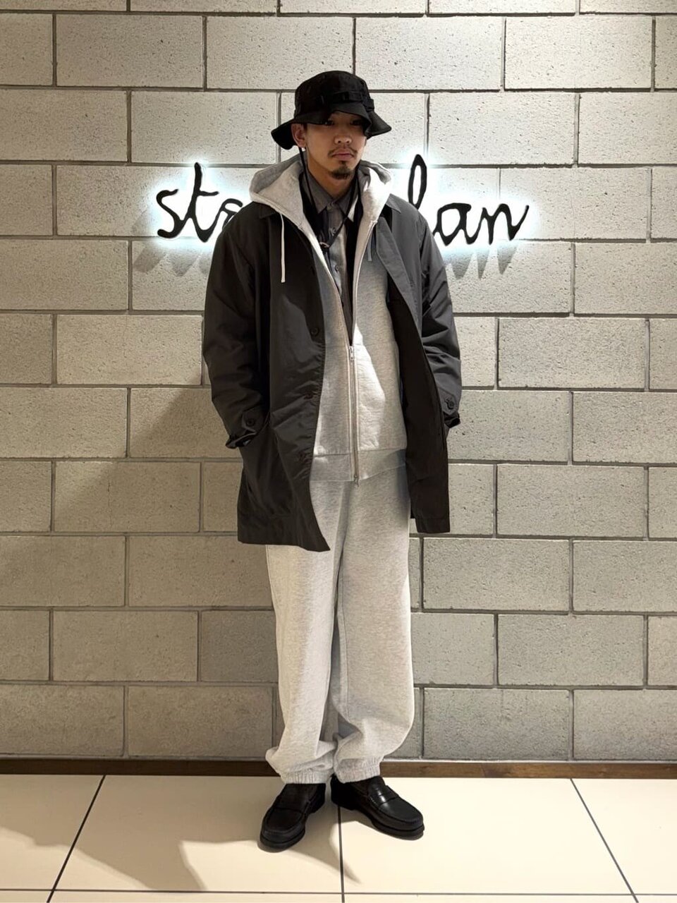 ストライプシャツ×ステンカラーコートのコーデ