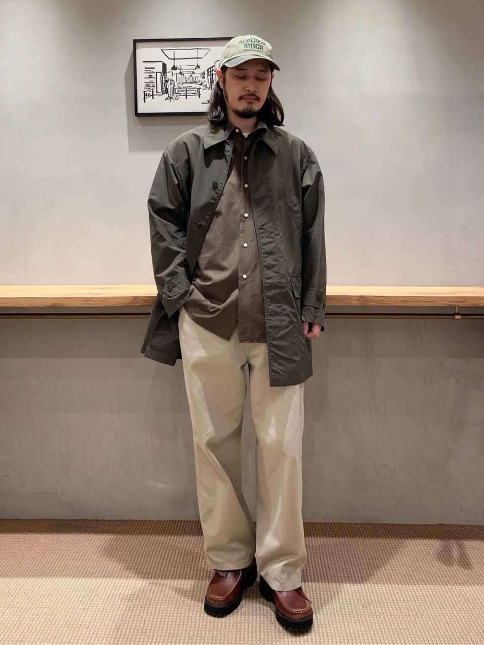 ストライプシャツ×ステンカラーコートのコーデ