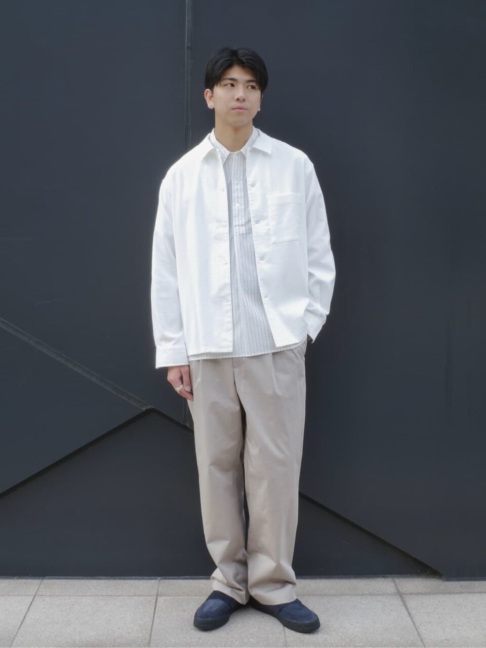 ストライプシャツ×チノパンツ