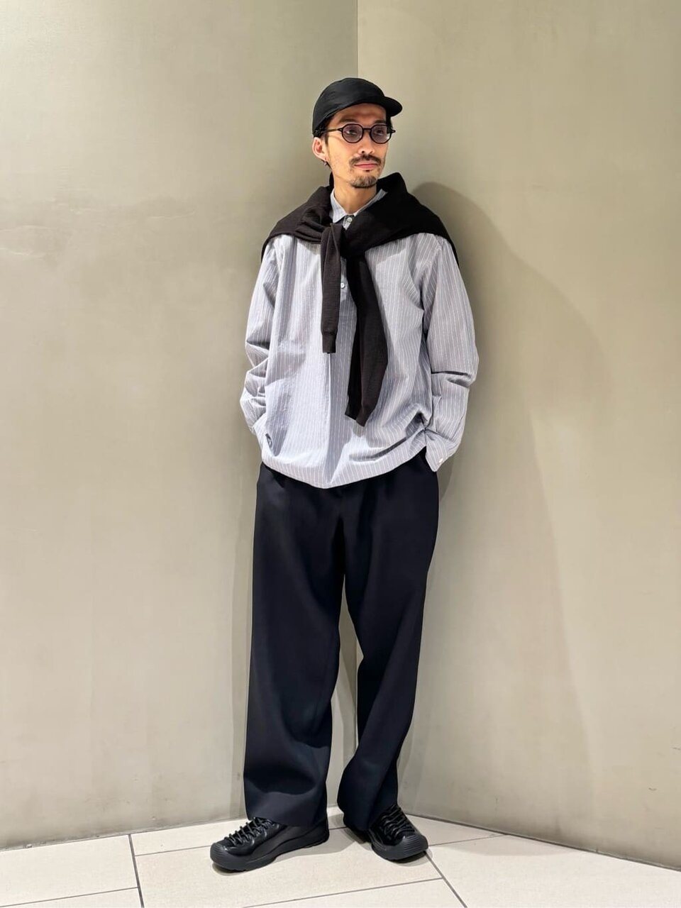ストライプシャツ×カーディガンのコーデ