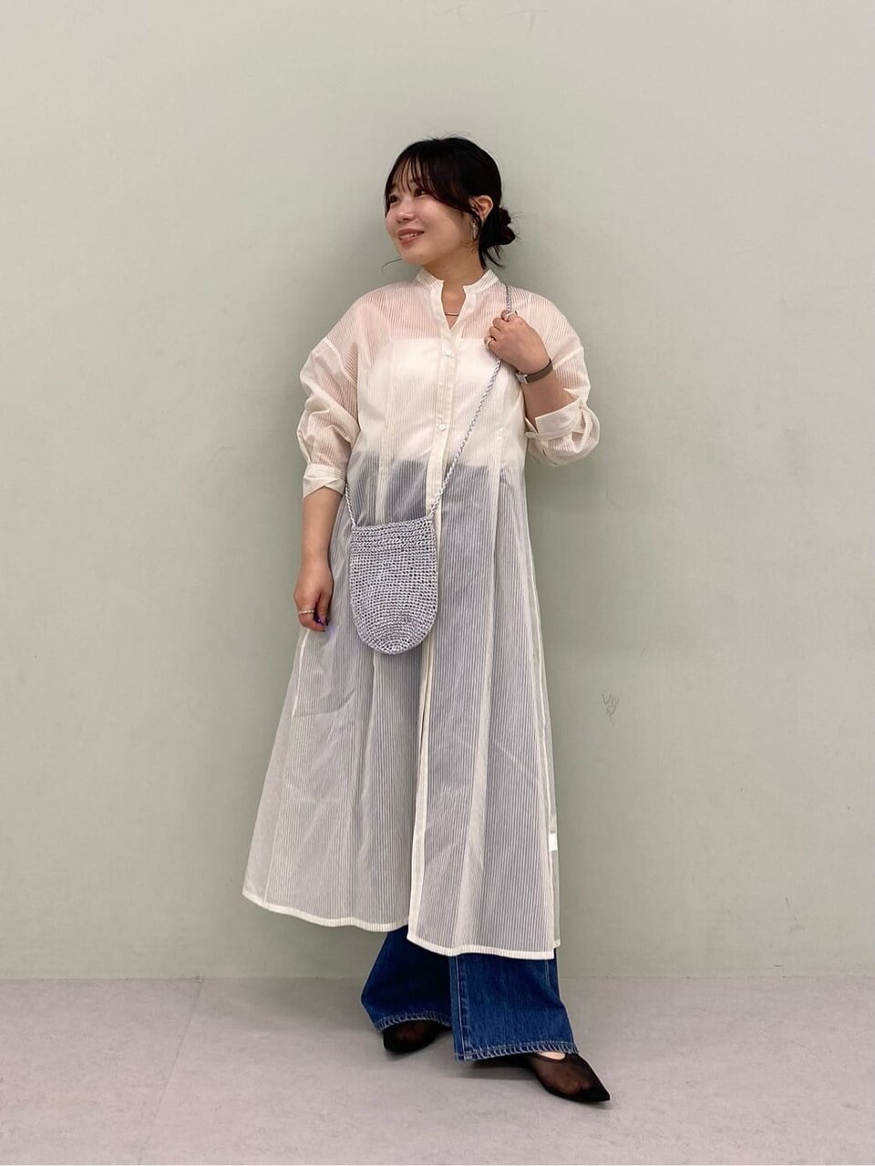 白シャツワンピースとデニムパンツの夏コーデ