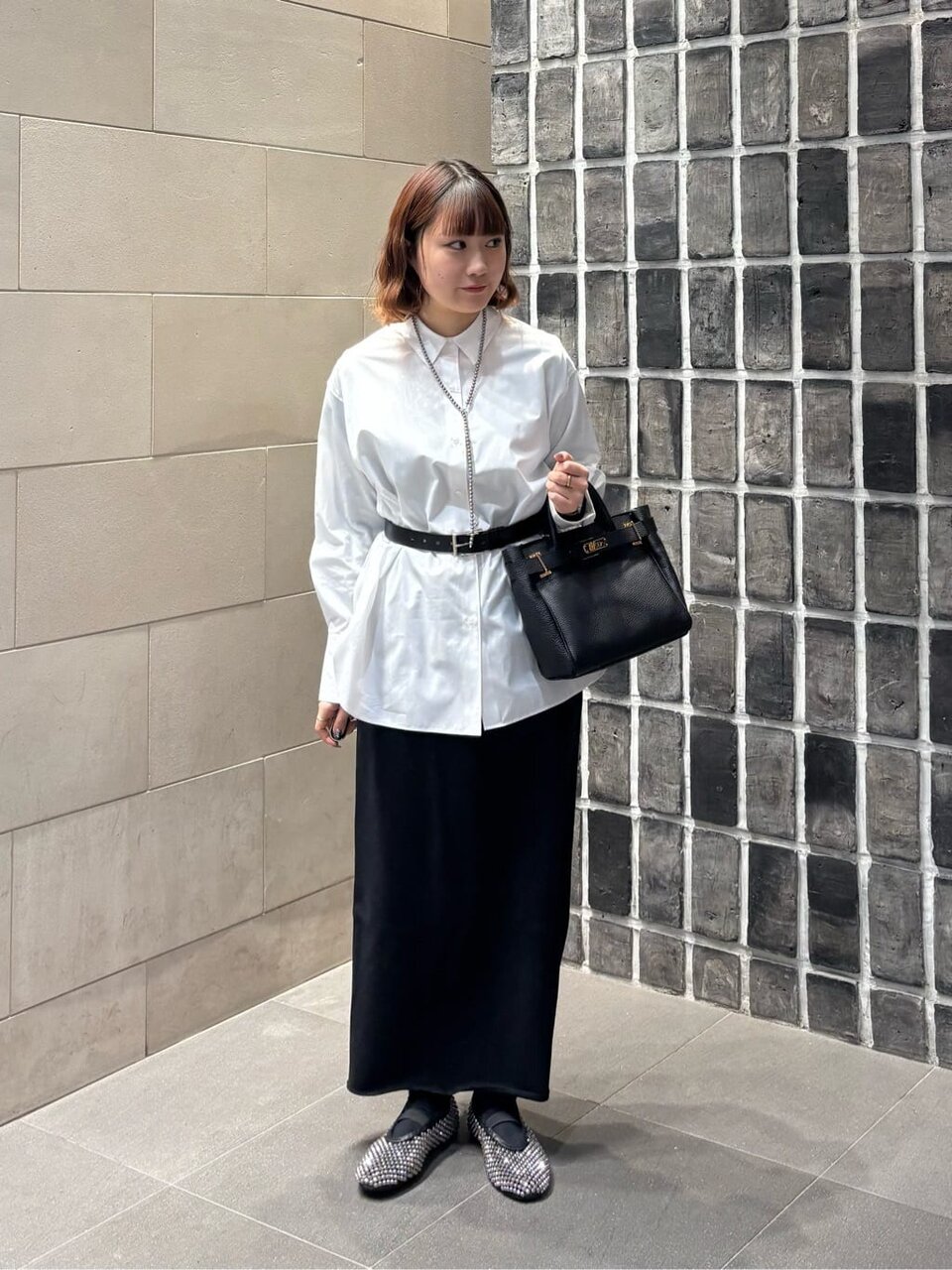 白シャツとIラインスカートの春コーデ