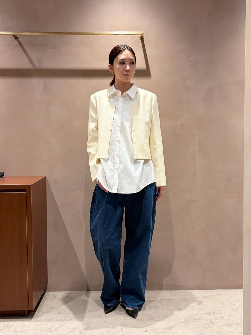 白シャツとショートジャケットの春コーデ
