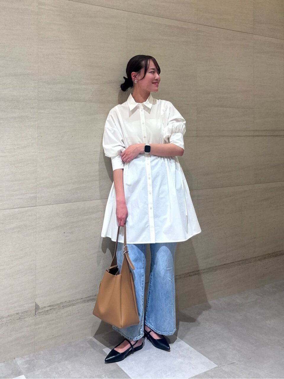 白シャツワンピースとデニムパンツの春コーデ