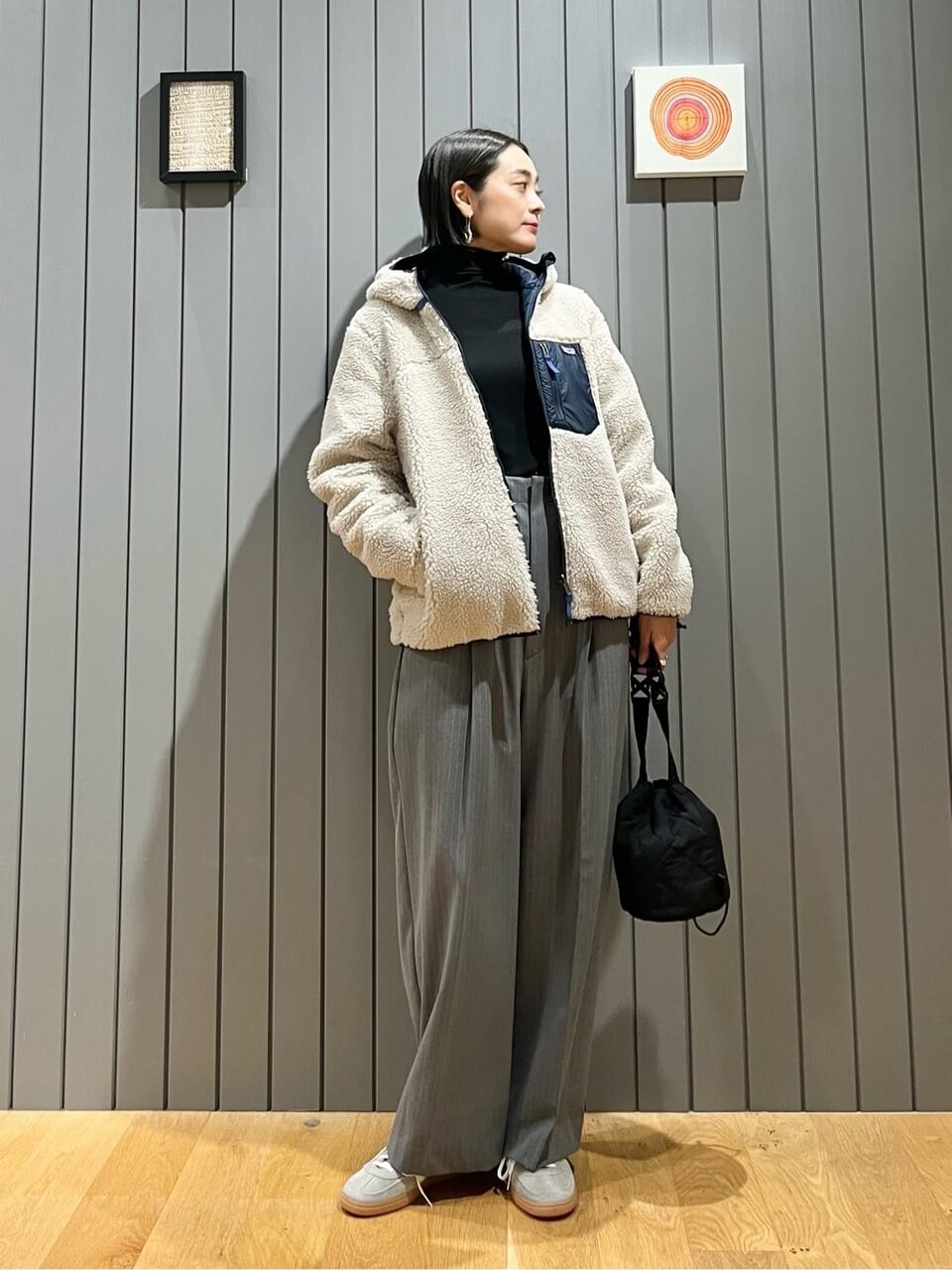 サロペットとボアジャケットのコーデ