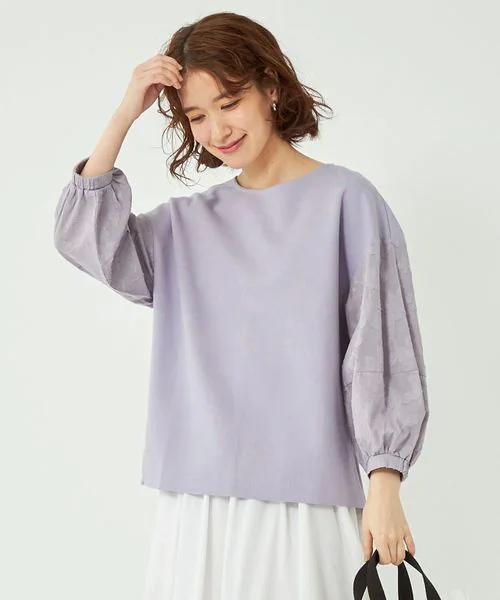 ボリューム袖トップスを着た女性