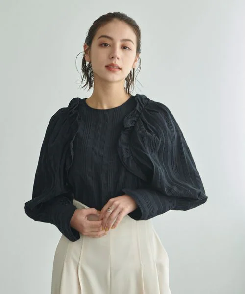 パフスリーブブラウスを着た女性