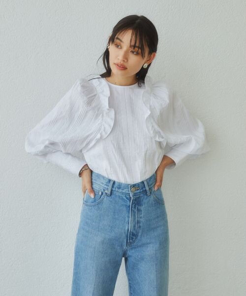 フリルスリーブトップスを着た女性