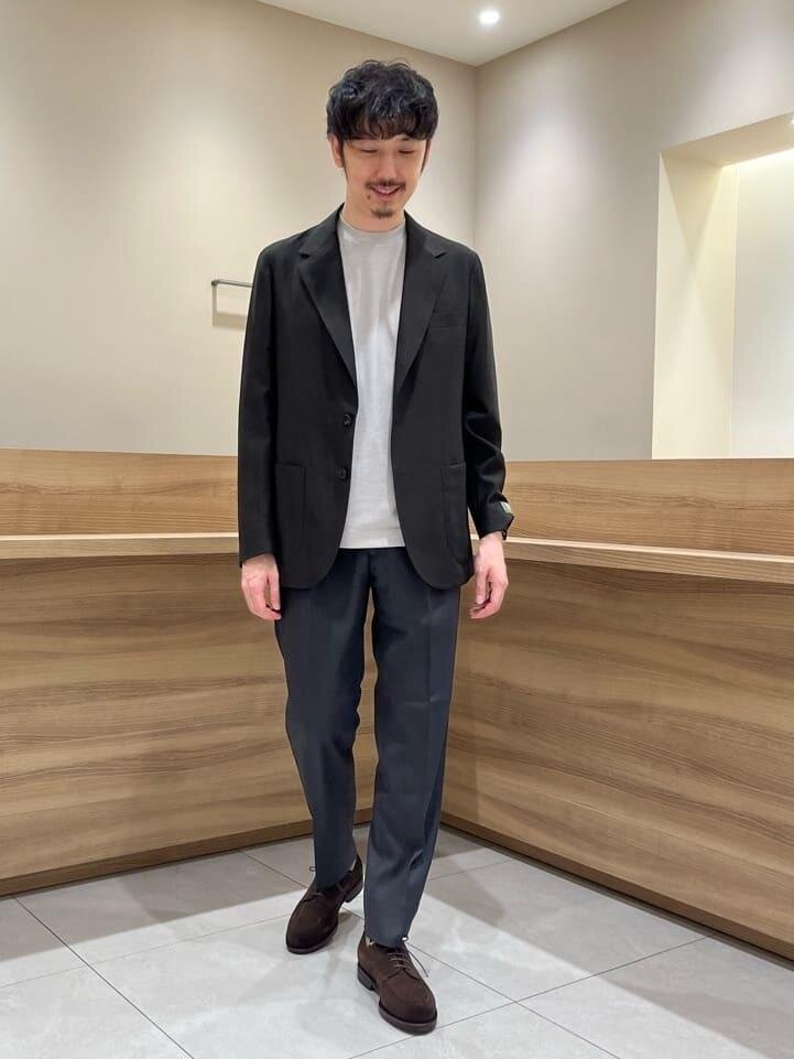 ミディアムグレーのTシャツ×ダークブラウンのジャケットのコーデ