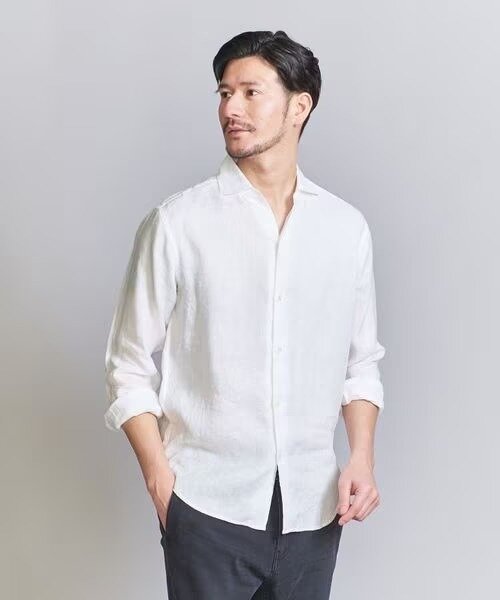 リネンシャツを着た男性