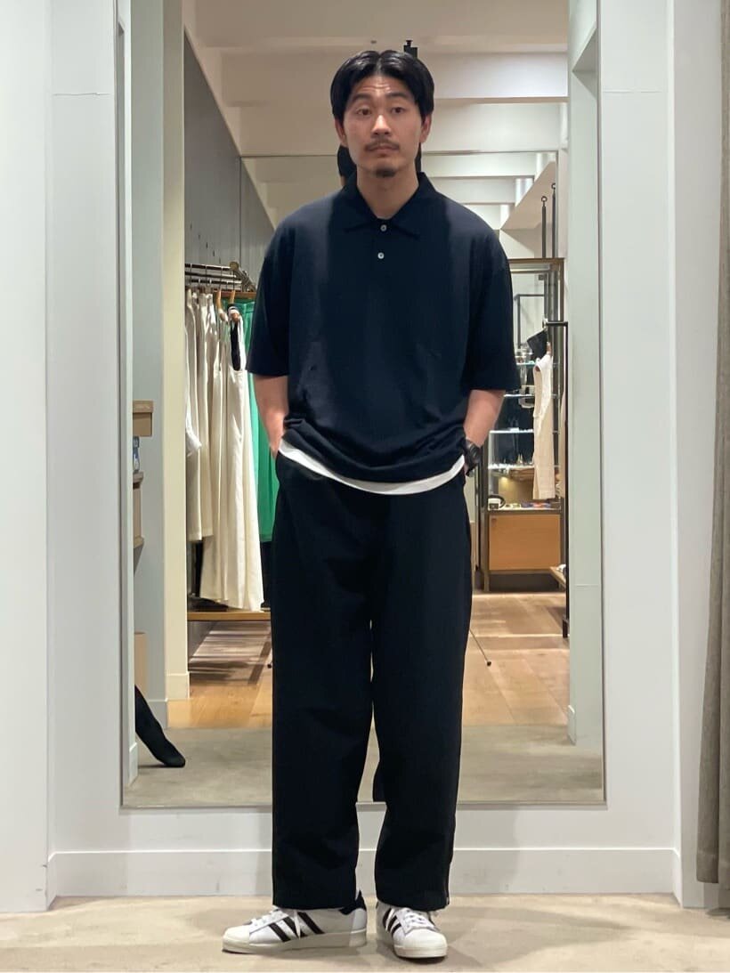 グラフィックTシャツとショーツを着た男性