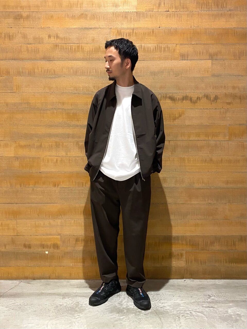 デニムシャツとイージーパンツを着た男性