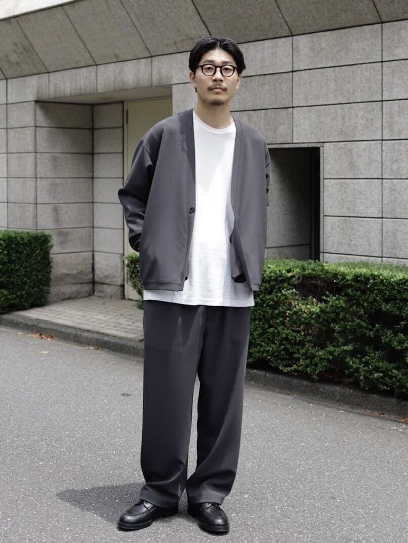 ニットとジャケットセットアップを着た男性