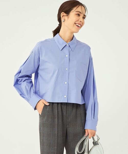 サックスブルーのシャツを着た女性