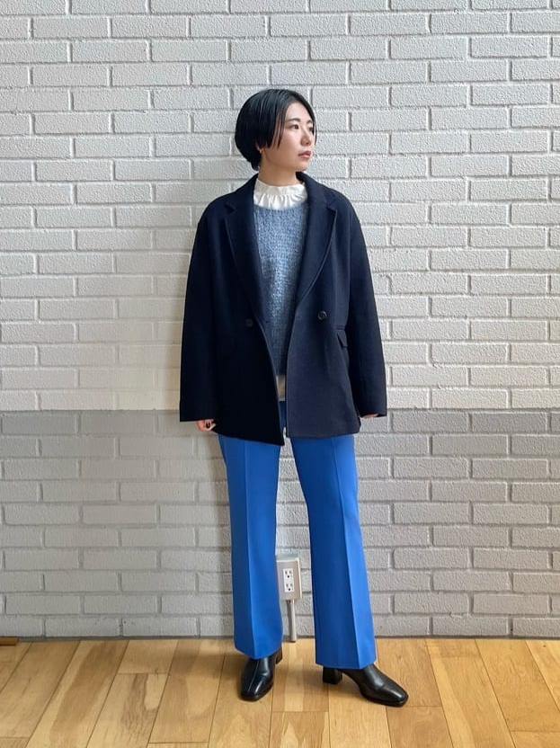 サックスブルーのニットを着た女性
