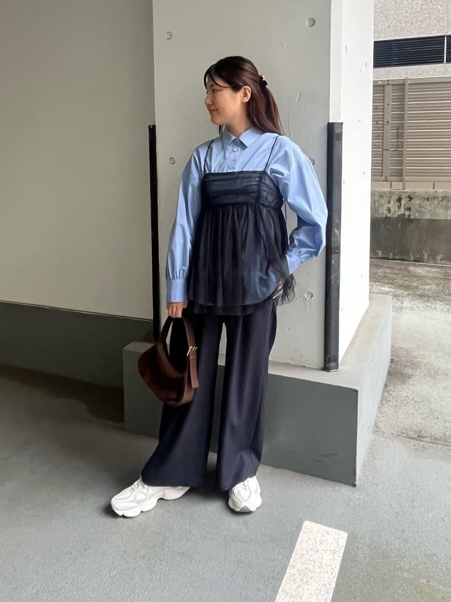 サックスブルーのニットを着た女性