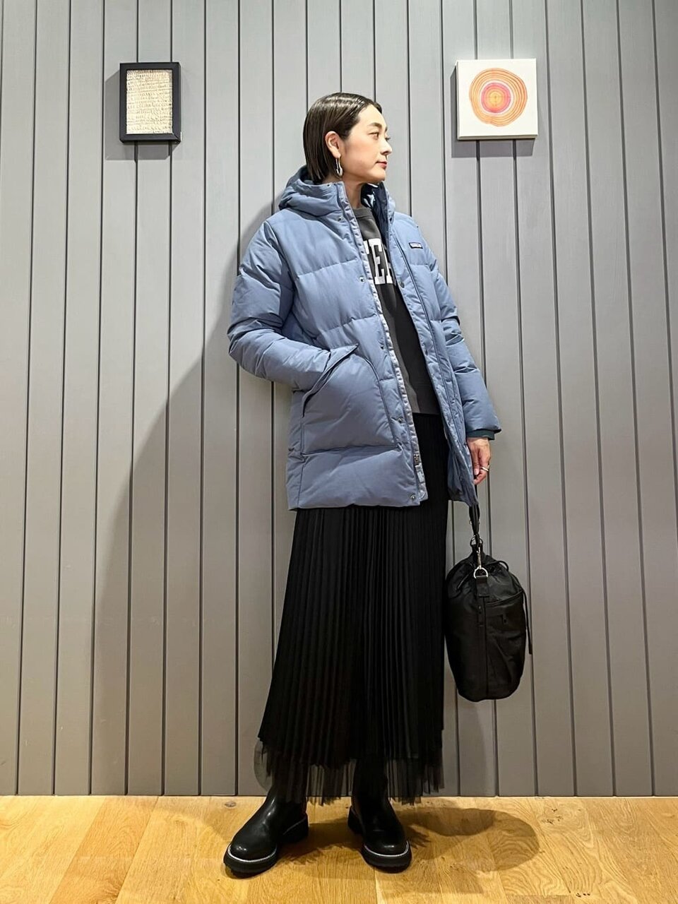 サックスブルーのニットを着た女性