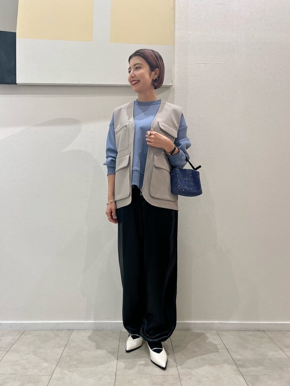 サックスブルーのニットを着た女性