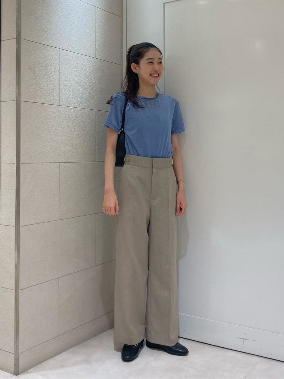 サックスブルーのTシャツを着た女性