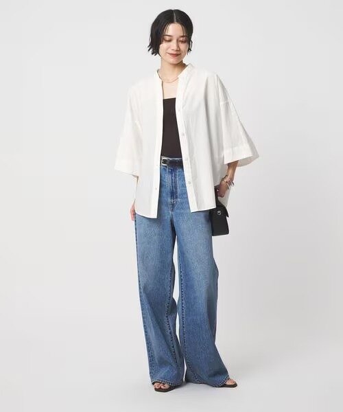 白シャツとデニムパンツの組み合わせ