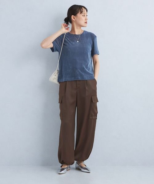 Tシャツとサテンパンツのコーデ