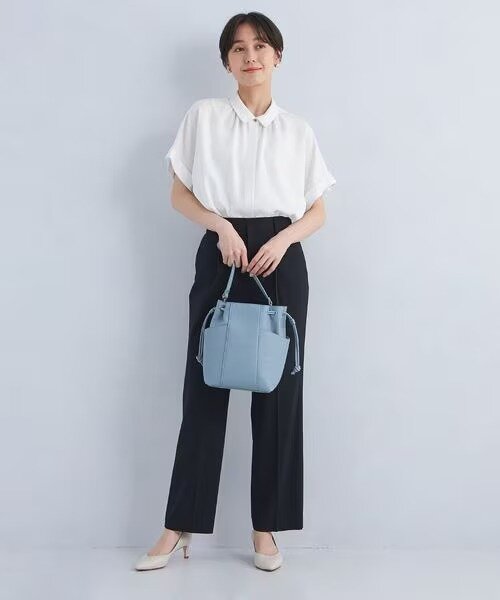白シャツとスラックスの組み合わせ