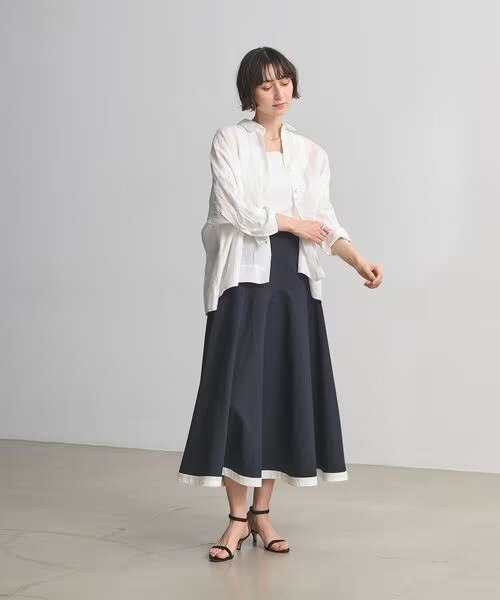 白シャツとダークカラーのスカートの組み合わせ