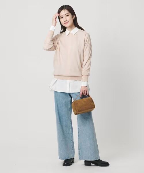白シャツとニットの組み合わせ